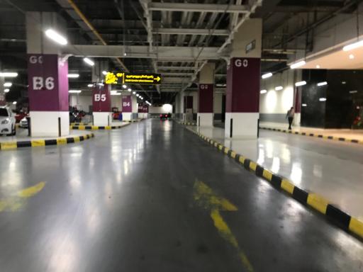 عکس پارکینگ ایران مال