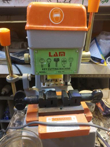 عکس کلید سازی و الکتریکی امان 