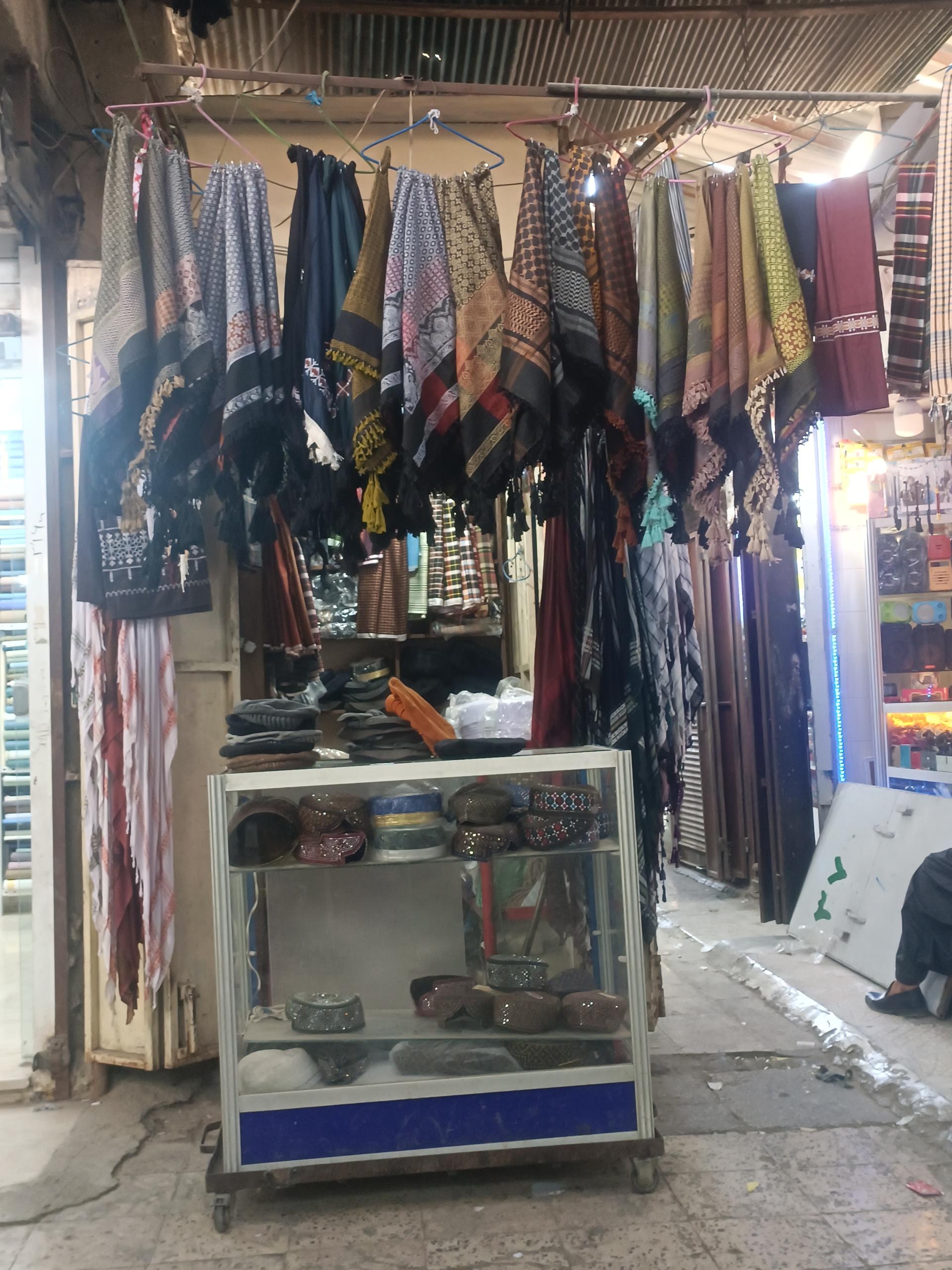 عکس دکه شال و کلاه 