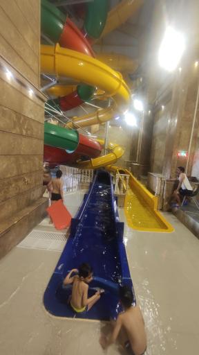 عکس مجموعه آبی و استخر باران