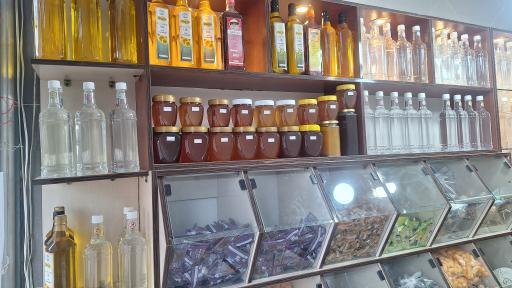 عکس عطاری و محصولات طبیعی ذکرا