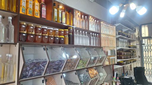 عکس عطاری و محصولات طبیعی ذکرا