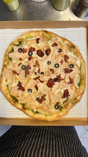 عکس پیتزا ایتالیایی پومو