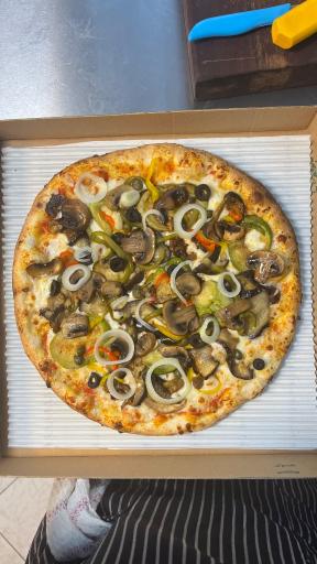 عکس پیتزا ایتالیایی پومو