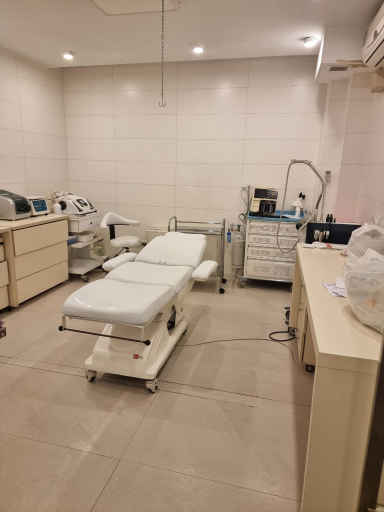 عکس کلینیک زیبایی و تناسب اندام آذین