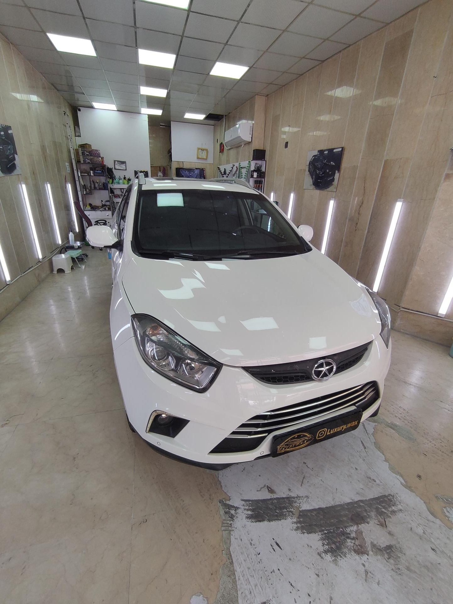 عکس کلینیک زیبایی خودروی لاکچری وکس 