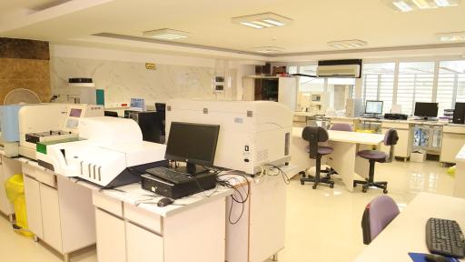 عکس آزمایشگاه پاتوبیولوژی دنا