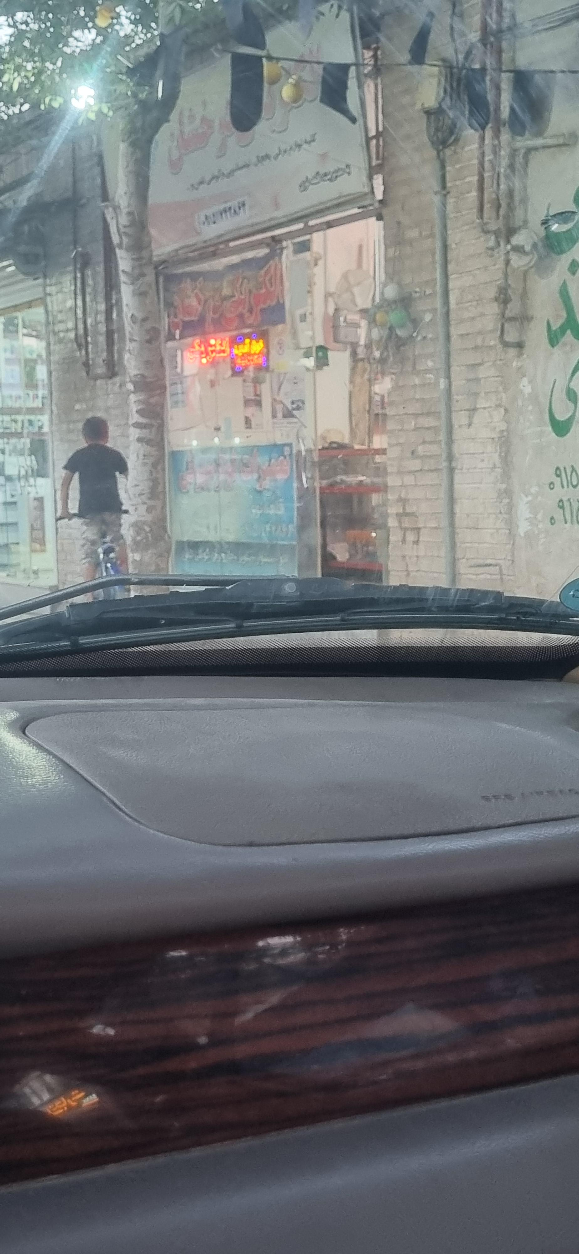 عکس الکتریکی درخشان قلعه نویی