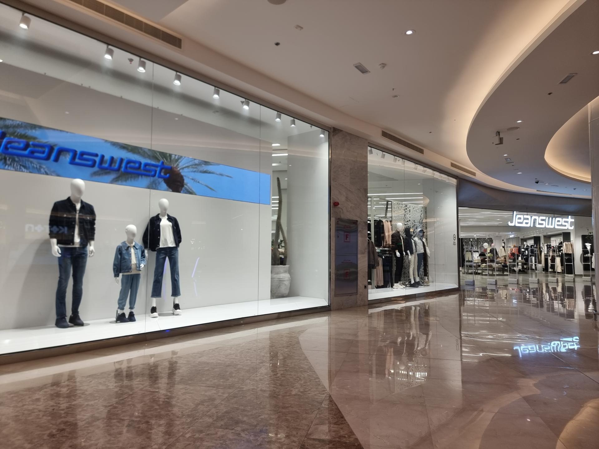 عکس جین وست میکا مال