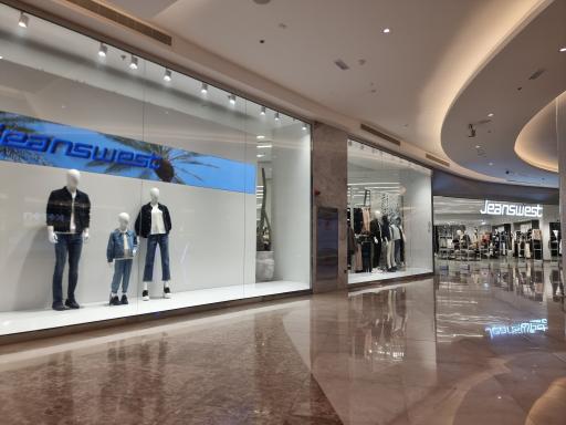 عکس جین وست میکا مال