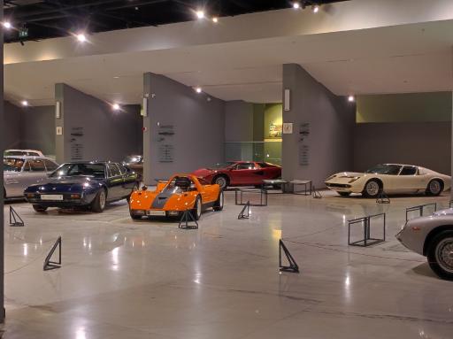 عکس موزه خودروهای تاریخی ایران