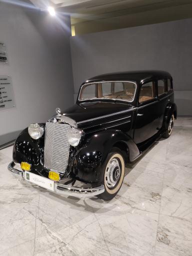 عکس موزه خودروهای تاریخی ایران