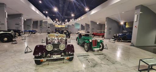 عکس موزه خودروهای تاریخی ایران