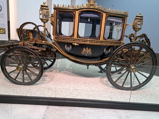 عکس موزه خودروهای تاریخی ایران