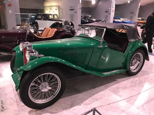 عکس موزه خودروهای تاریخی ایران