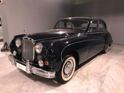 عکس موزه خودروهای تاریخی ایران