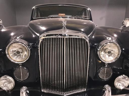 عکس موزه خودروهای تاریخی ایران