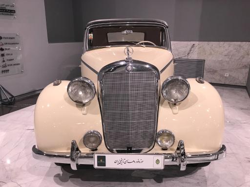 عکس موزه خودروهای تاریخی ایران