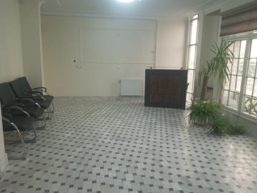 عکس دفتر وکالت مهدی مومنی