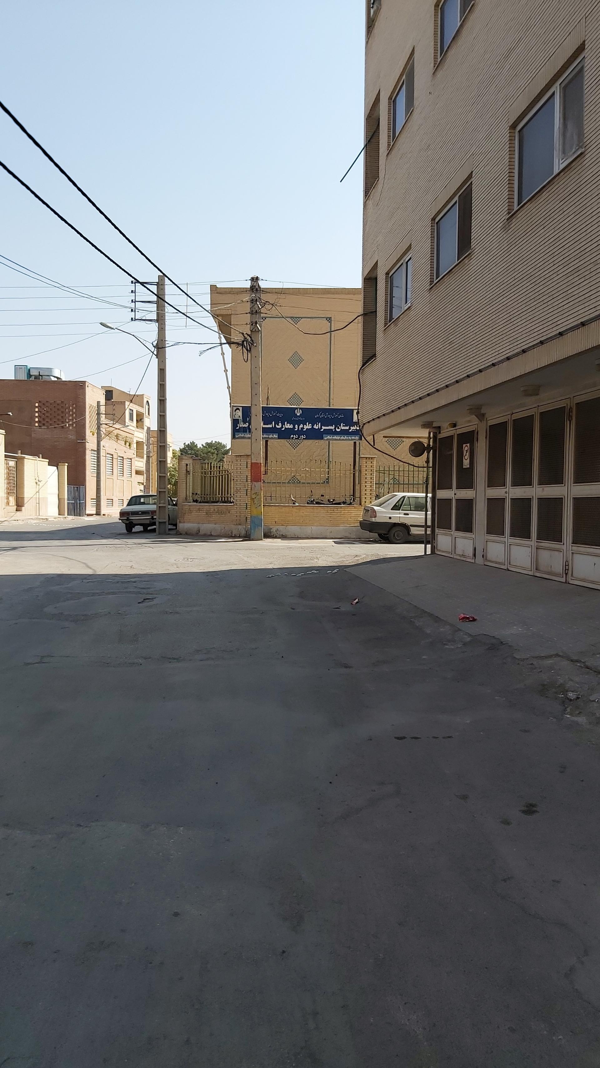 عکس دبیرستان پسرانه صدرا