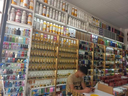 عکس فروشگاه عطر و آرایشی برند