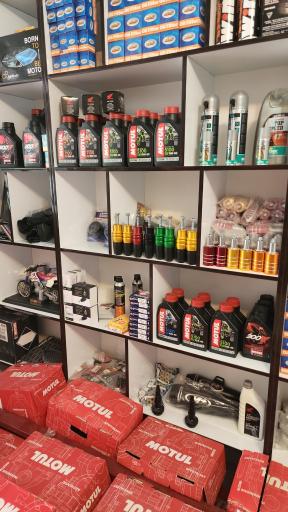 عکس فروشگاه تجهیزات موتورسواری اسب آهنی