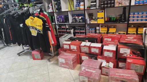 عکس فروشگاه تجهیزات موتورسواری اسب آهنی