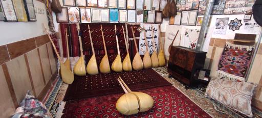 عکس کارگاه ساخت و آموزش و فروش دوتار استادتاج  محمد قاسم زاده 