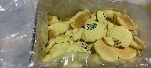 عکس کارگاه شیرینی پزی و نان برنجی شکر ریز اصل