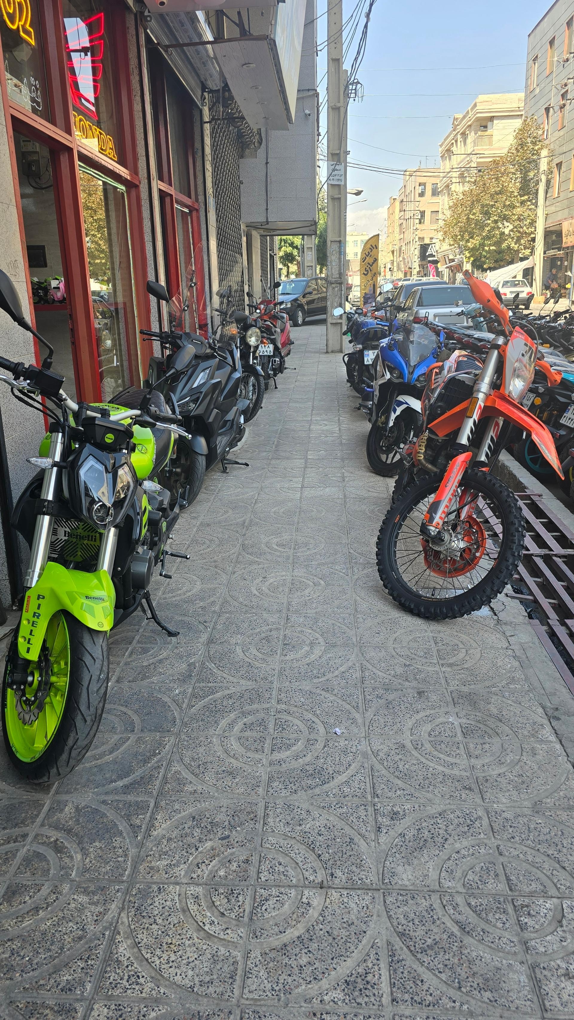 عکس فروشگاه موتورسیکلت 2002