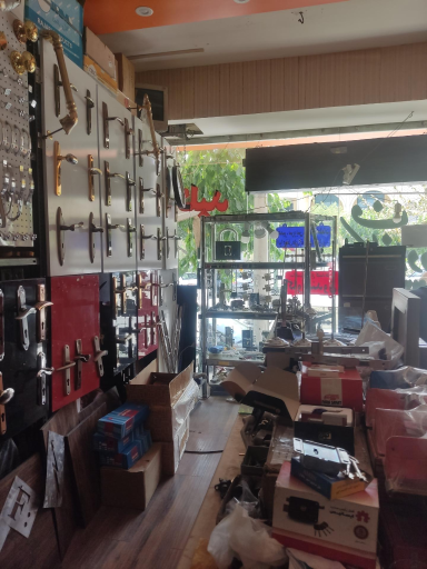 عکس فروشگاه قفل وکلید عکافزاده