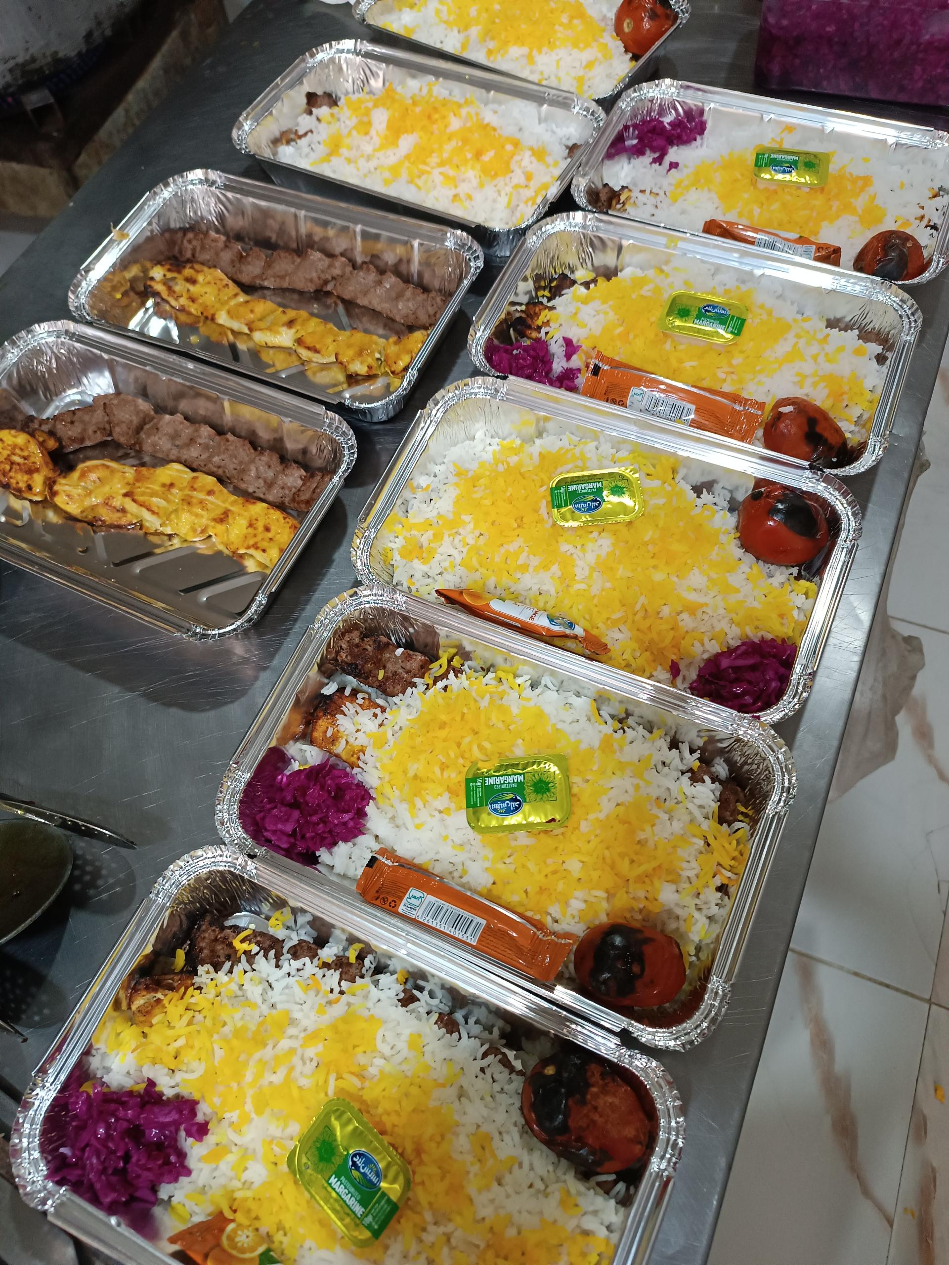 عکس تهیه غذا گلها