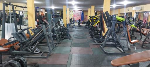 عکس باشگاه بدنسازی مردان آهنین