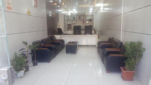 عکس مشاور املاک بزرگان