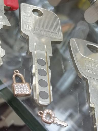 عکس کلید سازی و چاقو تیزکنی الماس (کلاردشت)