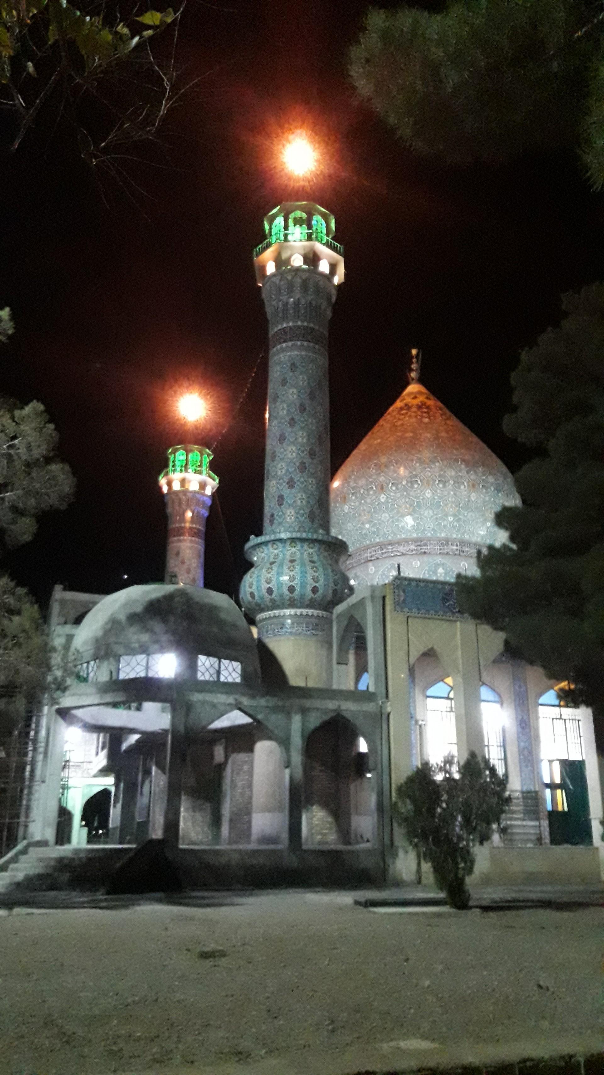 عکس زائر سرای امامزادگان احمد و جعفر