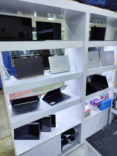 عکس فروشگاه لپ تاپ کلیک استوک