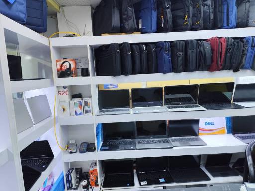 عکس فروشگاه لپ تاپ کلیک استوک