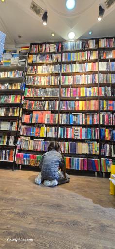 عکس کتابفروشی زبان مدرن