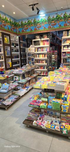 عکس کتابفروشی زبان مدرن