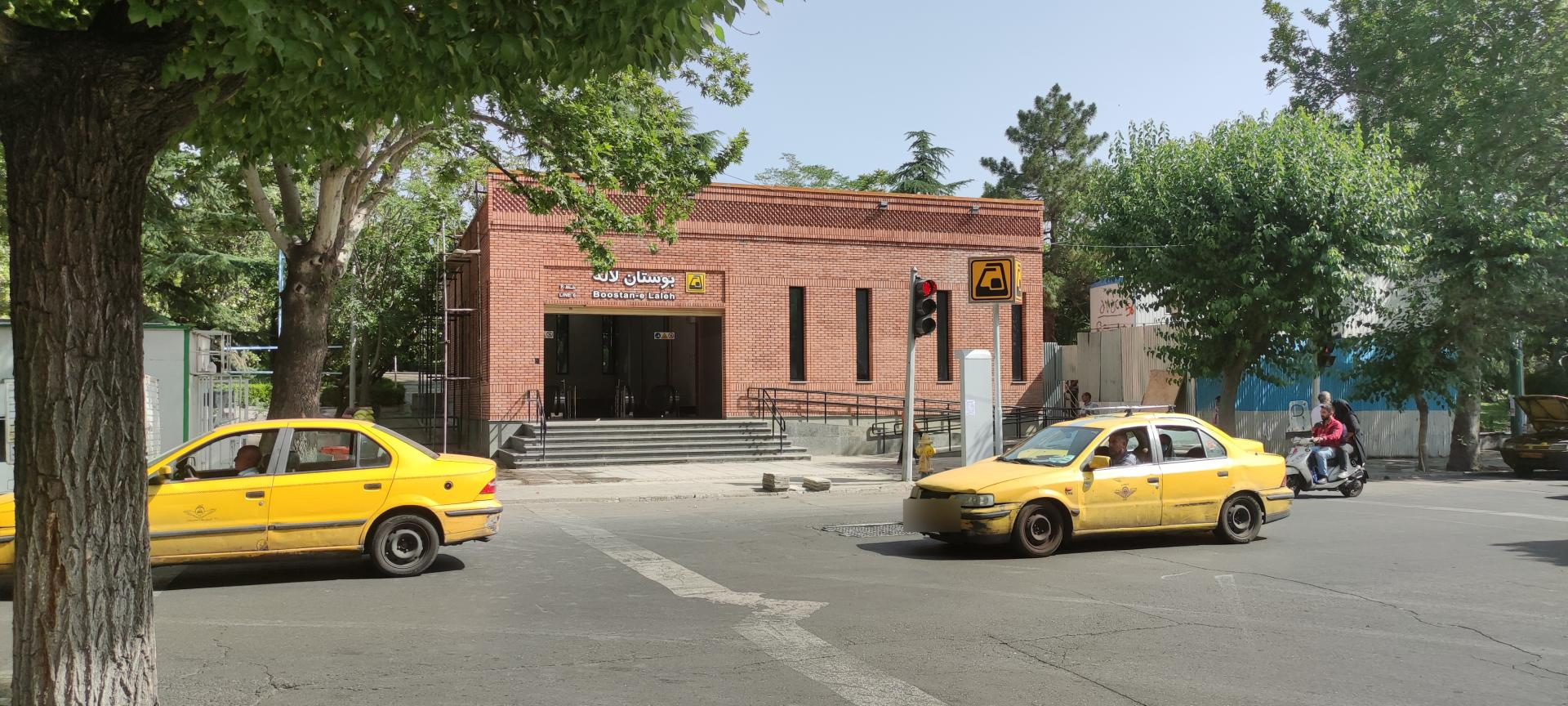 عکس درب ورودی ایستگاه مترو لاله