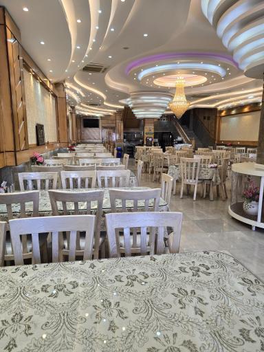 عکس رستوران بزرگ چهلستون