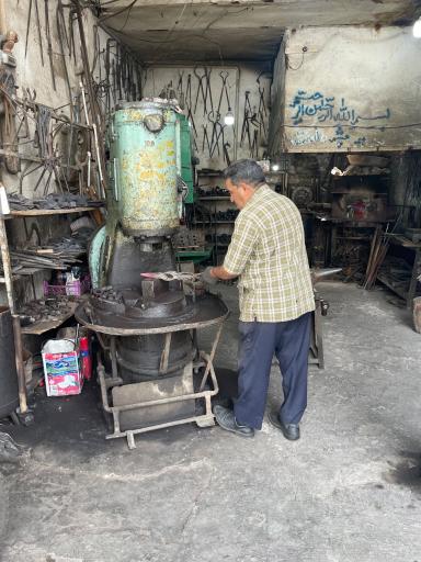 عکس کارگاه آهنگری آتشکاری آهنیان