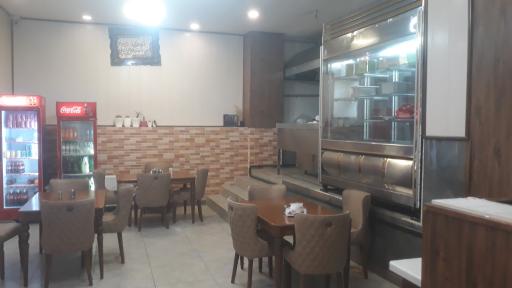 عکس آشپزخانه سرآشپز جوان