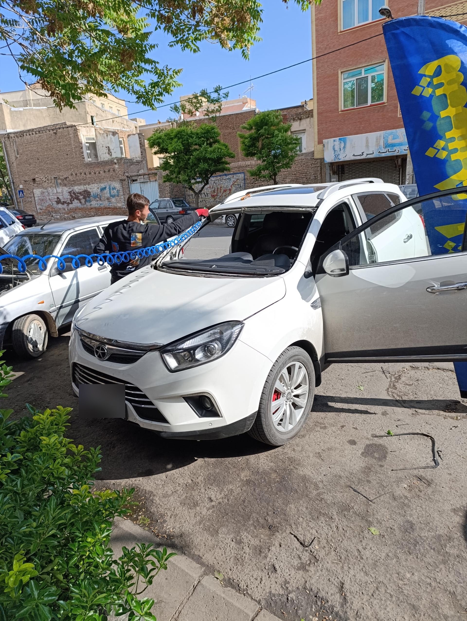 عکس شیشه اتومبیل میثاق