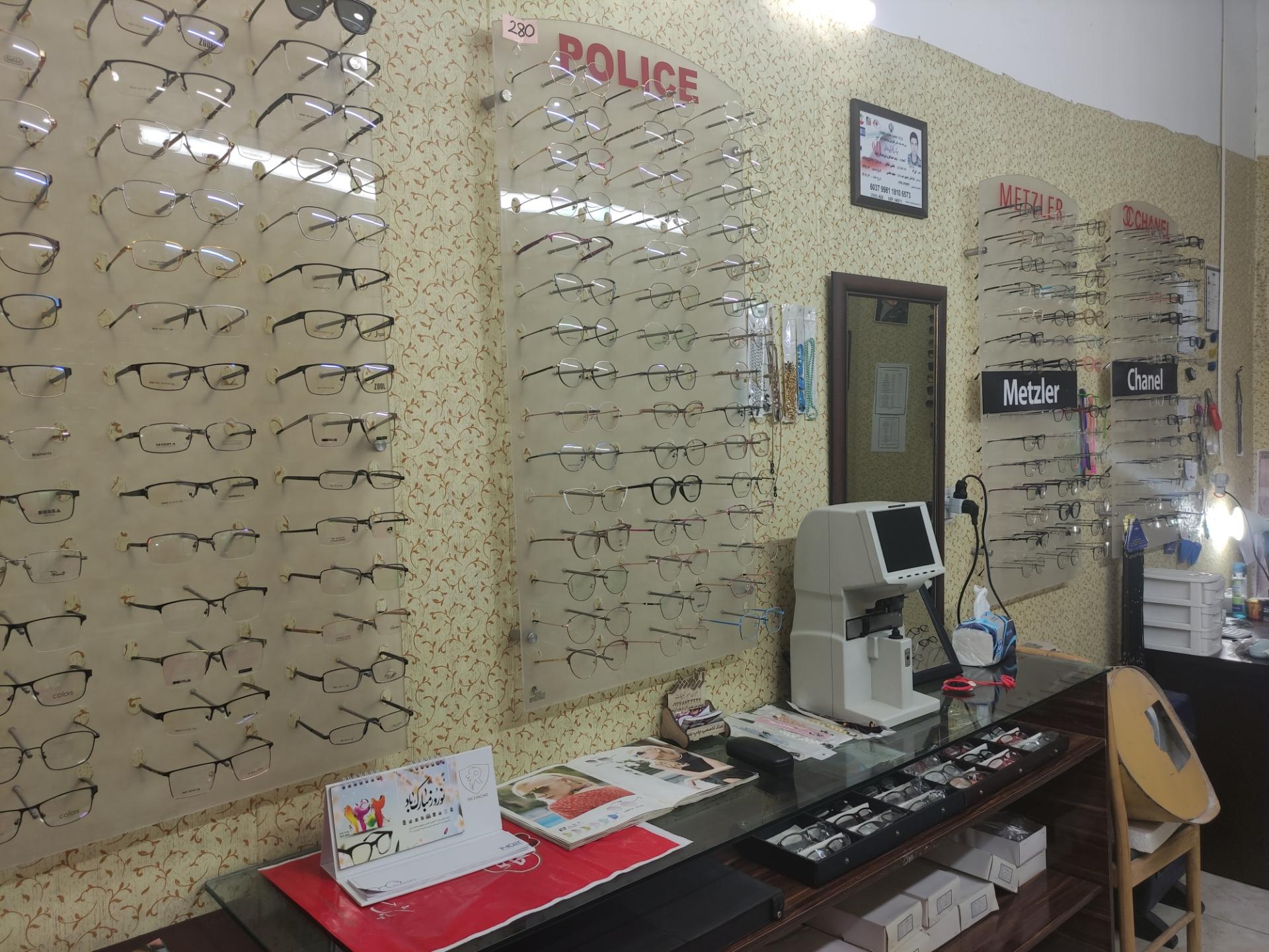 عکس عینک سازی و تعمیرات فوری عینک امین