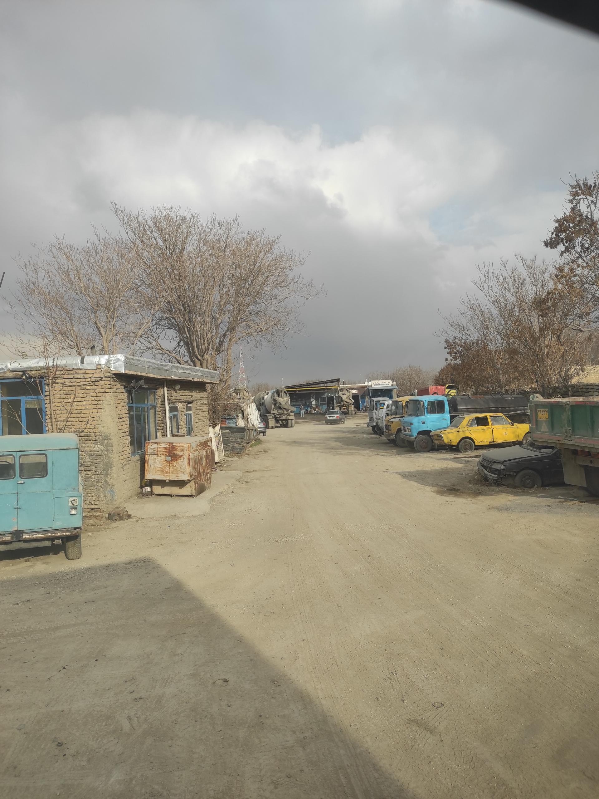 عکس گاراژ سفید آبی 