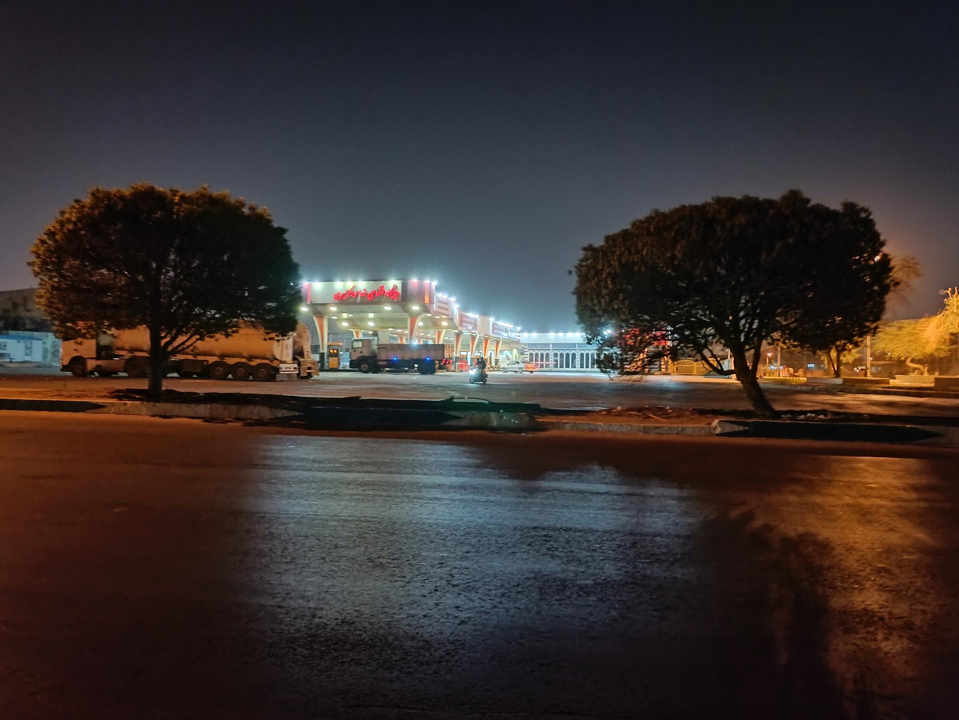 عکس پمپ بنزین حسین آباد