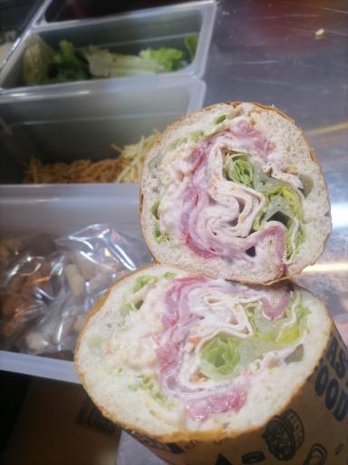 عکس پروتئینی و ساندویچ سرد ردمیت