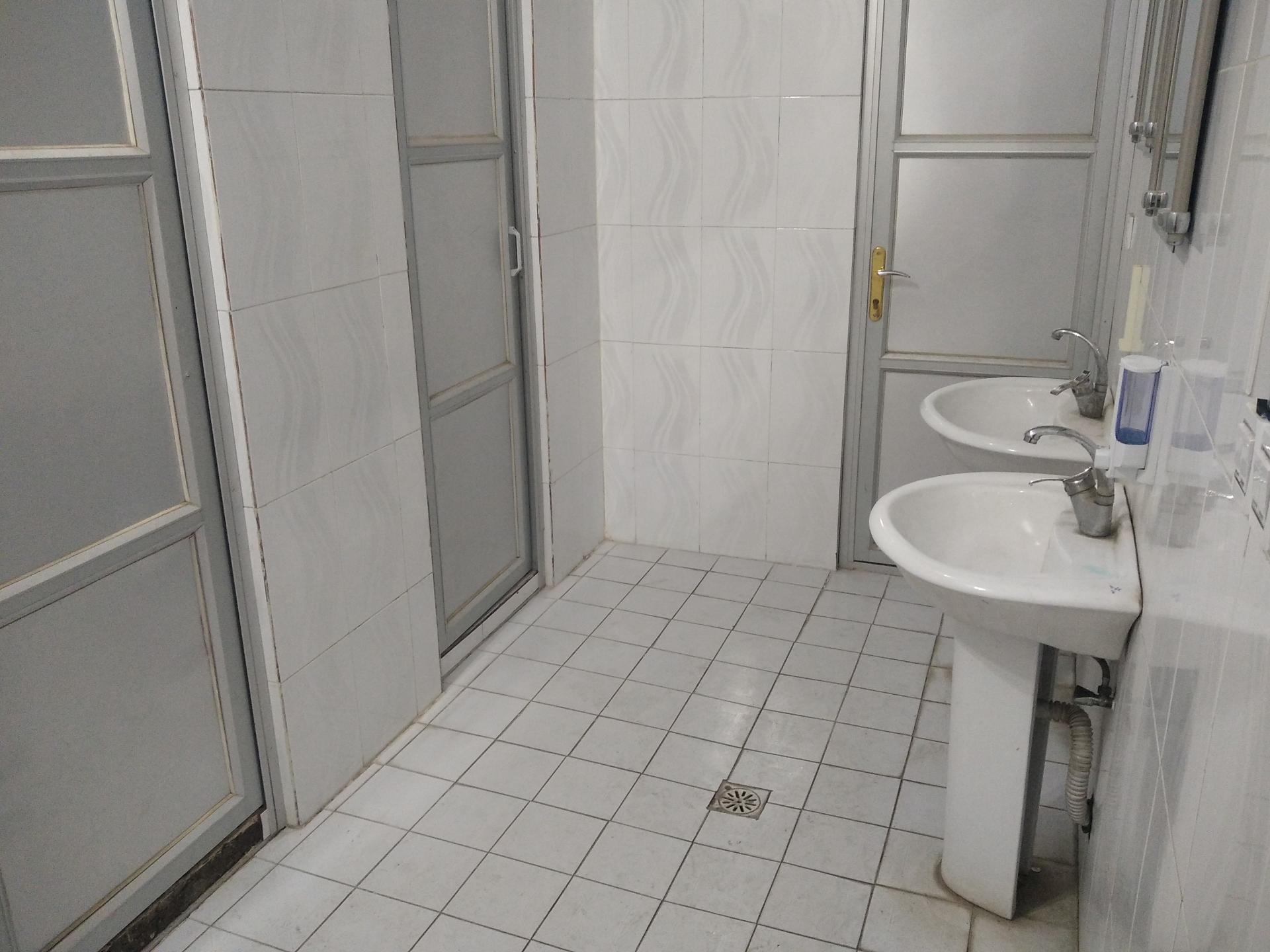 عکس سرویس بهداشتی سالن ورزشی بسیج شهید چمران 